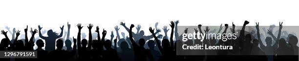 crowd (menschen sind komplett - ein clipping-pfad blendet die beine aus) - menschenmenge stock-grafiken, -clipart, -cartoons und -symbole