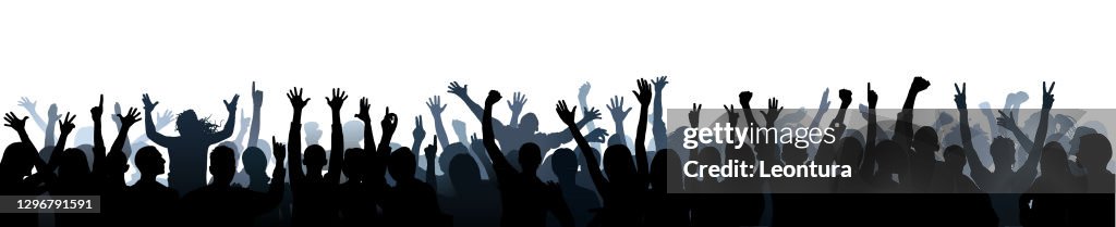 Multitud (las personas están completas- un sendero de recorte oculta las piernas)