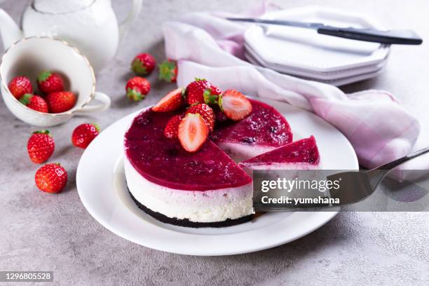 cheesecake fatta in casa con gelatina di lamponi e fragole - cheesecake foto e immagini stock