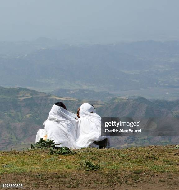 ethiopian veiled pilgrim girls at true cross ceremony - mount abuna yoseph, lalibela, ethiopia - traditional ethiopian girls imagens e fotografias de stock