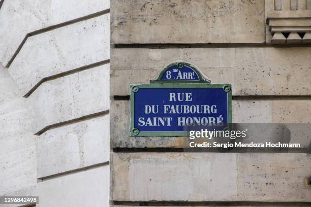 a street sign for rue du faubourg saint honoré in paris, france - street name sign fotografías e imágenes de stock