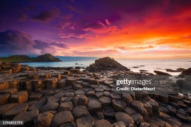 giant es causeway sunset nordirland uk - giants causeway stock-fotos und bilder