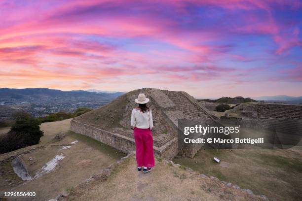 tourist woman looking at view at monte alban archaelogical site, mexico - oaxaca foto e immagini stock
