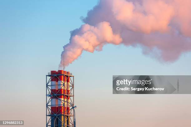 boiler house's chimney and steam - district heating plant 個照片及圖片檔