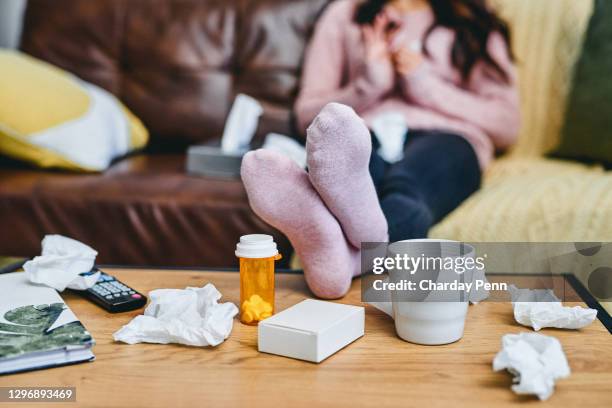 ich tue alles, um wieder besser zu werden - krankenstand stock-fotos und bilder