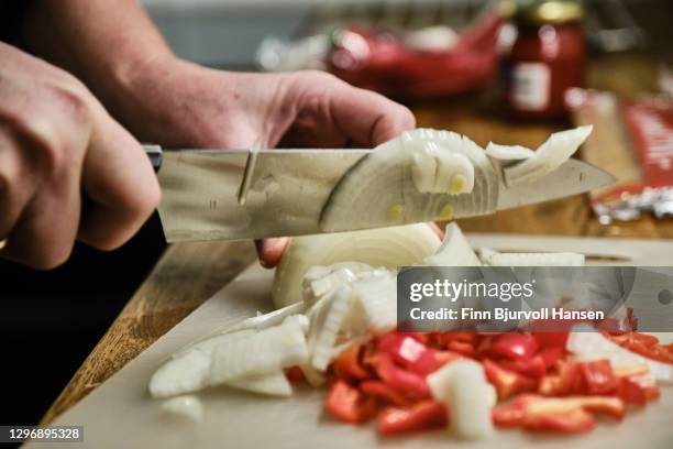 hand cutting onions and red peppar with a knife - peppar 個照片及圖片檔