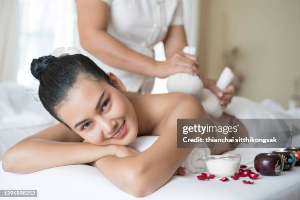 herbal massage in a spa. - ayurveda stock-fotos und bilder