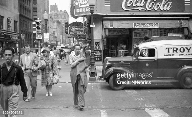 escena callejera en 7th and locust, des moines, iowa 1939 incluyendo katz drug store - 1939 fotografías e imágenes de stock