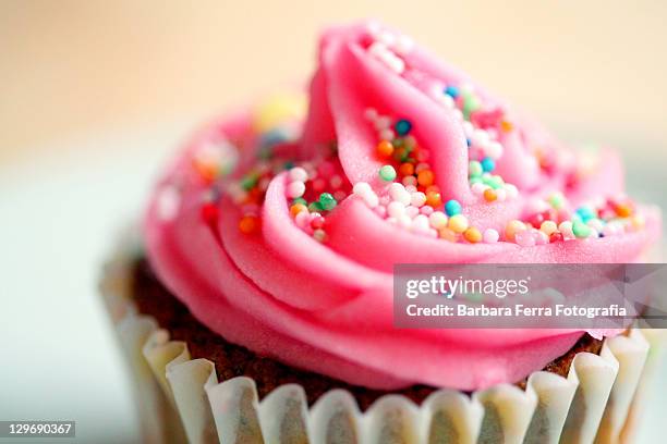 pink cupcake - cupcakes stock-fotos und bilder