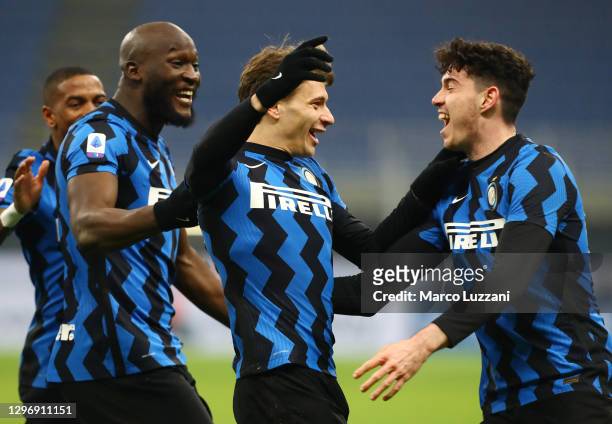 Nicol Barella of Internazionale celebrates with Romelu Lukaku and team mates after scoring their side's second goal during the Serie A match between...