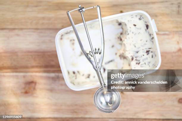 stracciatella ice cream and ice cream scoop - scoop shape stockfoto's en -beelden