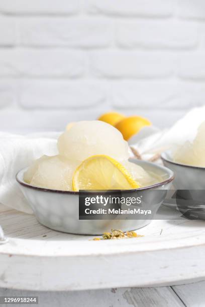 自製檸檬索貝特勺在破舊的別致廚房 - sorbet 個照片及圖片檔