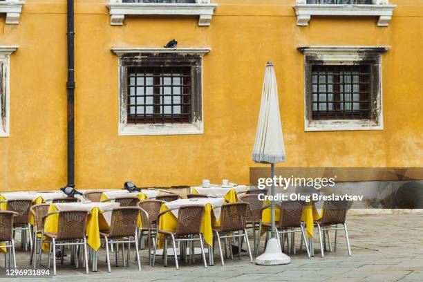empty european cafe, restaurants and streets during lockdown and covid-19 coronavirus pandemic quarantine - pandemia fotografías e imágenes de stock