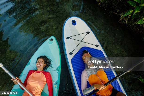 gute zeiten - paddleboard stock-fotos und bilder