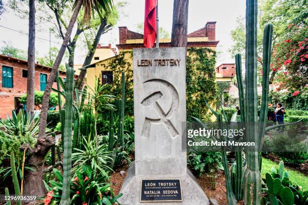 leon trotsky's house in coyoacán district mexico city - natalia sedova fotografías e imágenes de stock