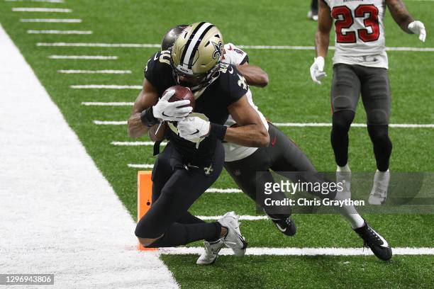 Tre'Quan Smith of the New Orleans Saints catches a 16 yard touchdown pass against Ross Cockrell of the Tampa Bay Buccaneers during the third quarter...