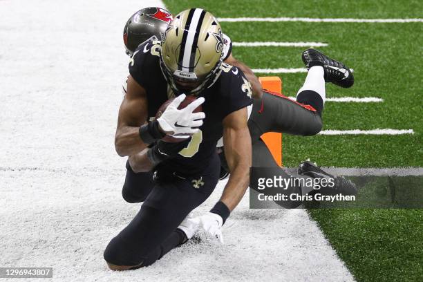 Tre'Quan Smith of the New Orleans Saints catches a 16 yard touchdown pass against Ross Cockrell of the Tampa Bay Buccaneers during the third quarter...