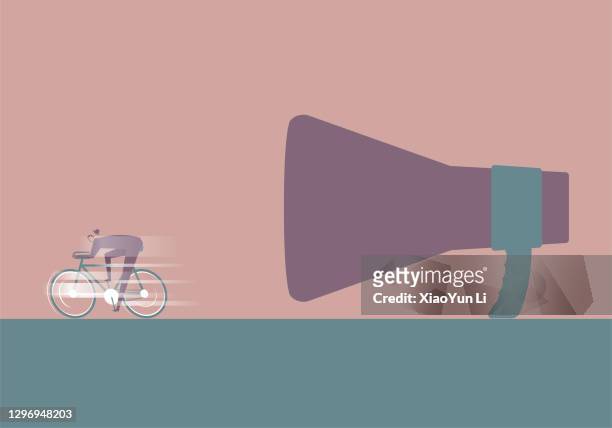 ein geschäftsmann rennt auf einem fahrrad vor dem riesigen lautsprecher davon. - rast fahrrad stock-grafiken, -clipart, -cartoons und -symbole