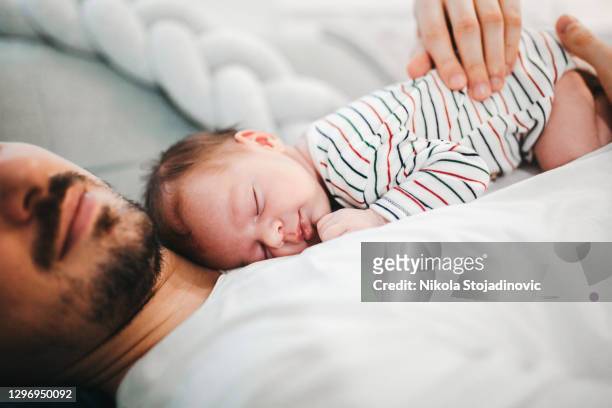 父と赤ちゃんの息子 - 赤ちゃん　寝る ストックフォトと画像
