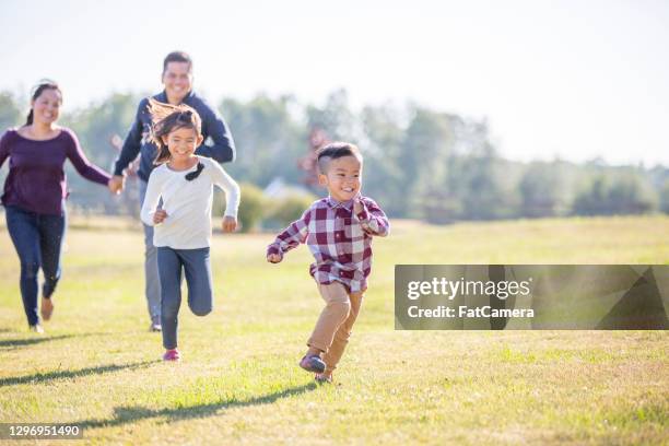 pak me als je kunt! - life insurance stockfoto's en -beelden