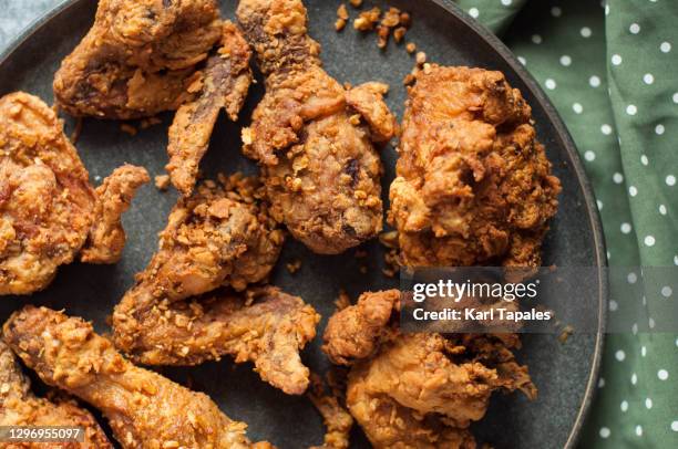 fried garlic butter chicken on a dining table - gefrituurde kip stockfoto's en -beelden