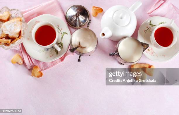 two cups of tea and cookies on table - tea cup overhead view photos et images de collection