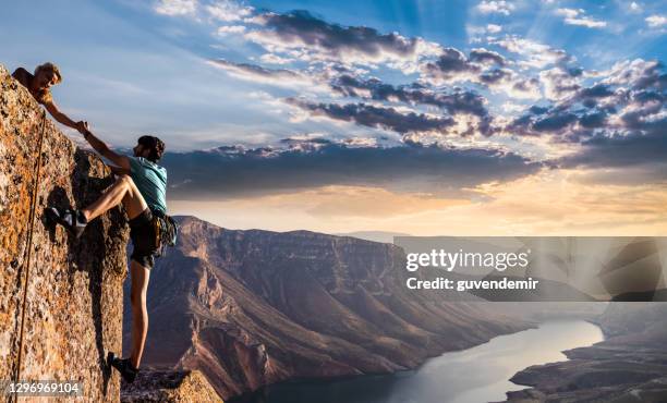 wandelaars helpen - mountain climber stockfoto's en -beelden