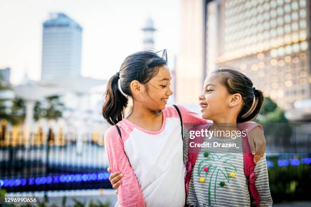 maleisische of zuidoost-asan tien jaar oude zusters naar school gaan of plezier hebben - family with two children stockfoto's en -beelden