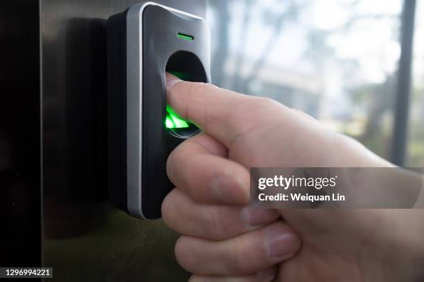 use fingerprint instead of key to open the door - safe data stockfoto's en -beelden