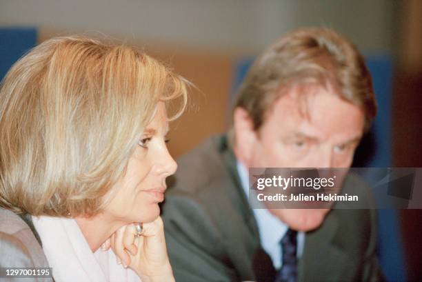 Conférence de presse du ministre de la santé Bernard Kouchner et de la ministre de l'emploi Elisabeth Guigou à la suite de la première journée...