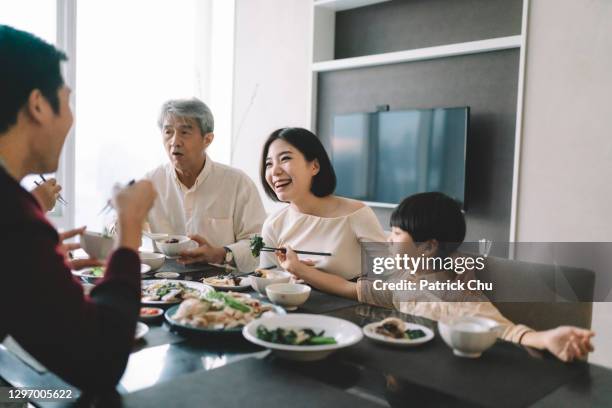 asiatische chinesische familie beim wiedersehen abendessen während des chinesischen neujahr zu hause - chinese family dinner stock-fotos und bilder