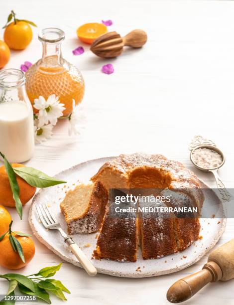 bundt cake die van mandarijn clementines wordt gemaakt die worden gebakken huisgemaakt met ingrediënten op wit - tulbandcake stockfoto's en -beelden