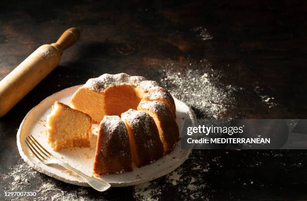 bundt cake gemaakt van mandarijn clementines gebakken zelfgemaakte - cake stockfoto's en -beelden