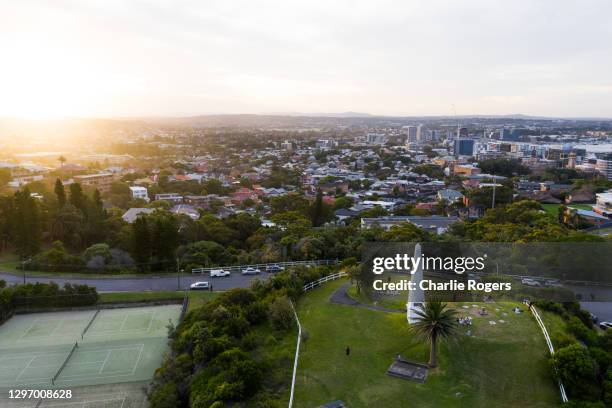 obelisk in newcastle, nsw at sunset - newcastle nouvelle galles du sud photos et images de collection