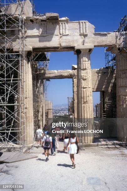 Touristes au Temple grec du Parthénon en août 1980, Athènes, Grèce.