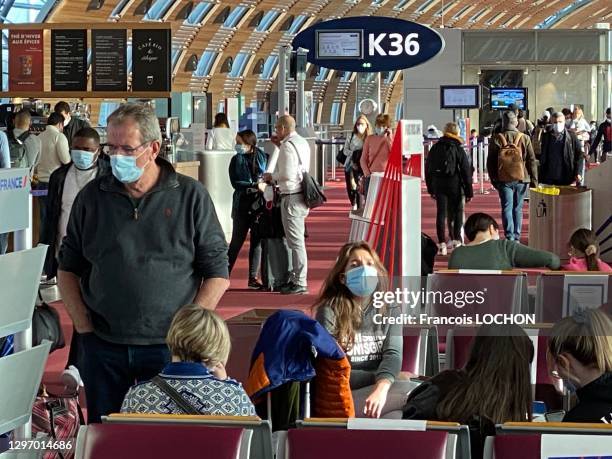 Passagers en salle d'attente occupant un siège sur deux à l'aéroport de Roissy, 26 décembre 2020, Paris, France.