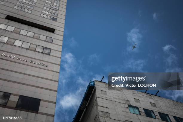 David Rose Building et avion de ligne dans le ciel, 6 mai 2019, New York, Etats-Unis.