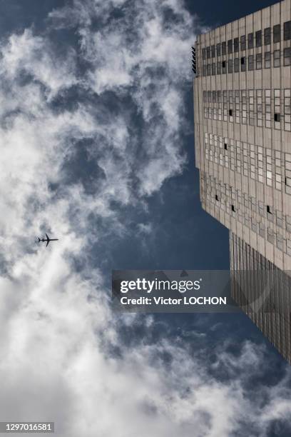 Avion de ligne dans le ciel et building, 6 mai 2019, New York, Etats-Unis.