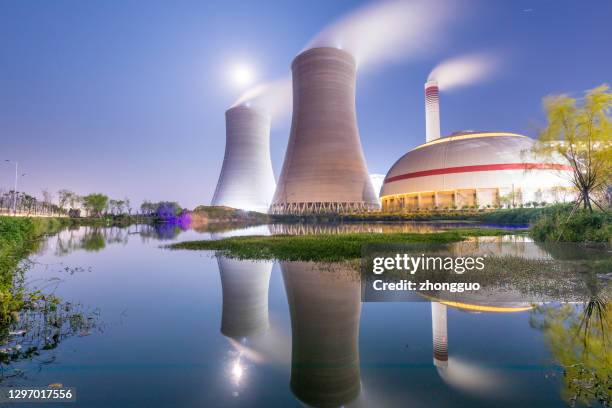 usina moderna produzindo calor - nuclear energy - fotografias e filmes do acervo