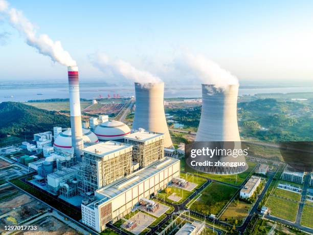 powerplant moderno che produce calore - energia nucleare foto e immagini stock