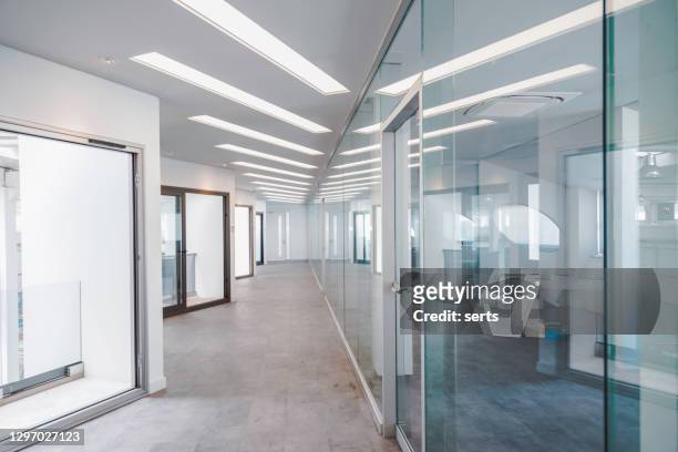 corredor vacío en el moderno edificio de oficinas - inside of fotografías e imágenes de stock