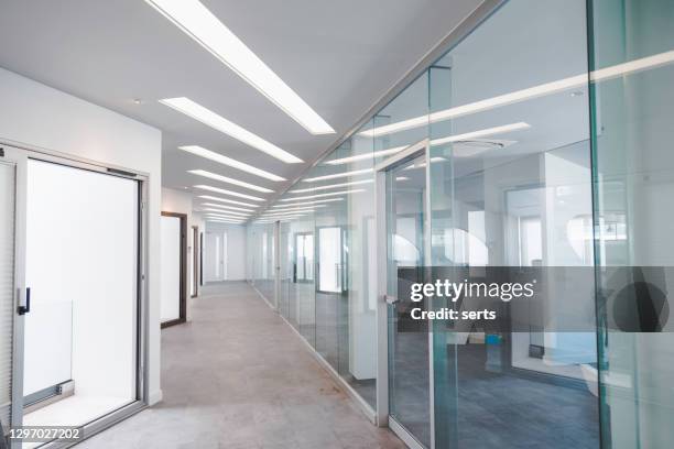 leerer flur im modernen bürogebäude - dubai hospital stock-fotos und bilder