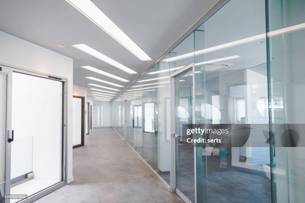 Couloir vide dans l’immeuble de bureaux moderne