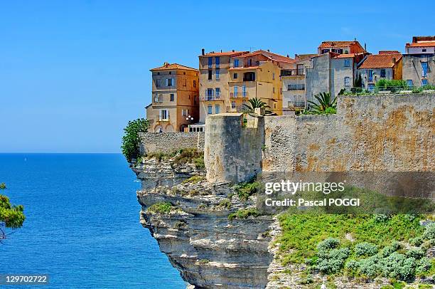 houses on top of cliff - corse photos et images de collection