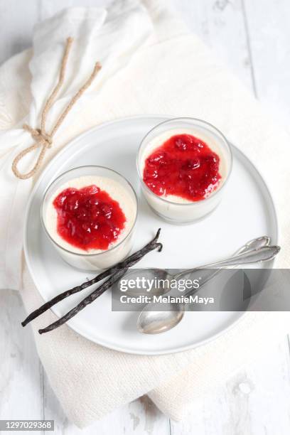 dessert panna cotta aux fraises maison avec sauce vanille et fraise - panna cotta photos et images de collection
