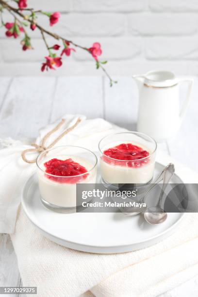 dessert panna cotta aux fraises maison avec sauce vanille et fraise - panna cotta photos et images de collection