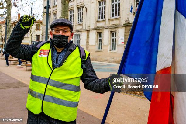 Manifestant avec un drapeau français lors de la manifestation à l'appel du collectif Gilets jaunes de Lyon et environ pour cet "acte 113" du...