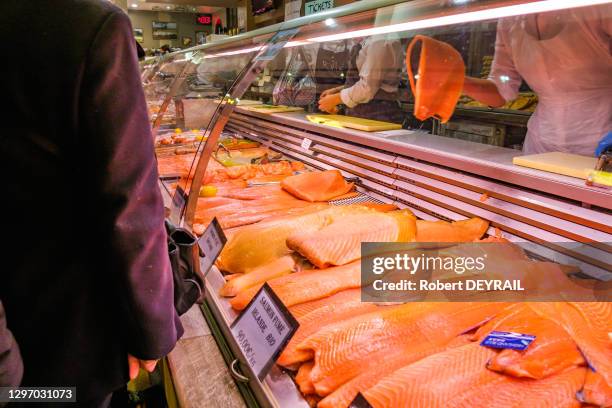 Les clients des Halles Paul Bocuse se sont précipités en masse pour faire leurs courses pour fêter le réveillon de la Saint-Sylvestre le 31 décembre...