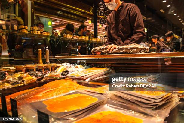 Les clients des Halles Paul Bocuse se sont précipités en masse pour faire leurs courses pour fêter le réveillon de la Saint-Sylvestre le 31 décembre...