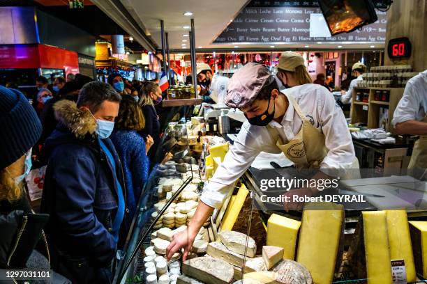 Les clients des Halles Paul Bocuse se sont précipités en masse pour faire leurs courses pour fêter le réveillon de la Saint-Sylvestre le 31 décembre...